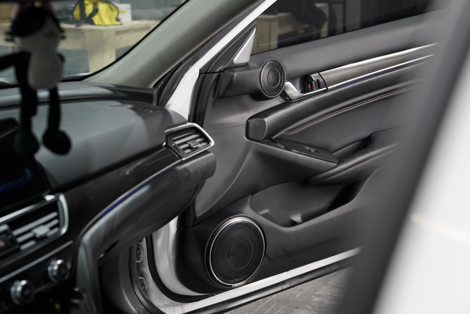 本田雅阁音响改装-捷力JL Audio C7中低音门板倒模安装OEM+皮纹底座银色网罩