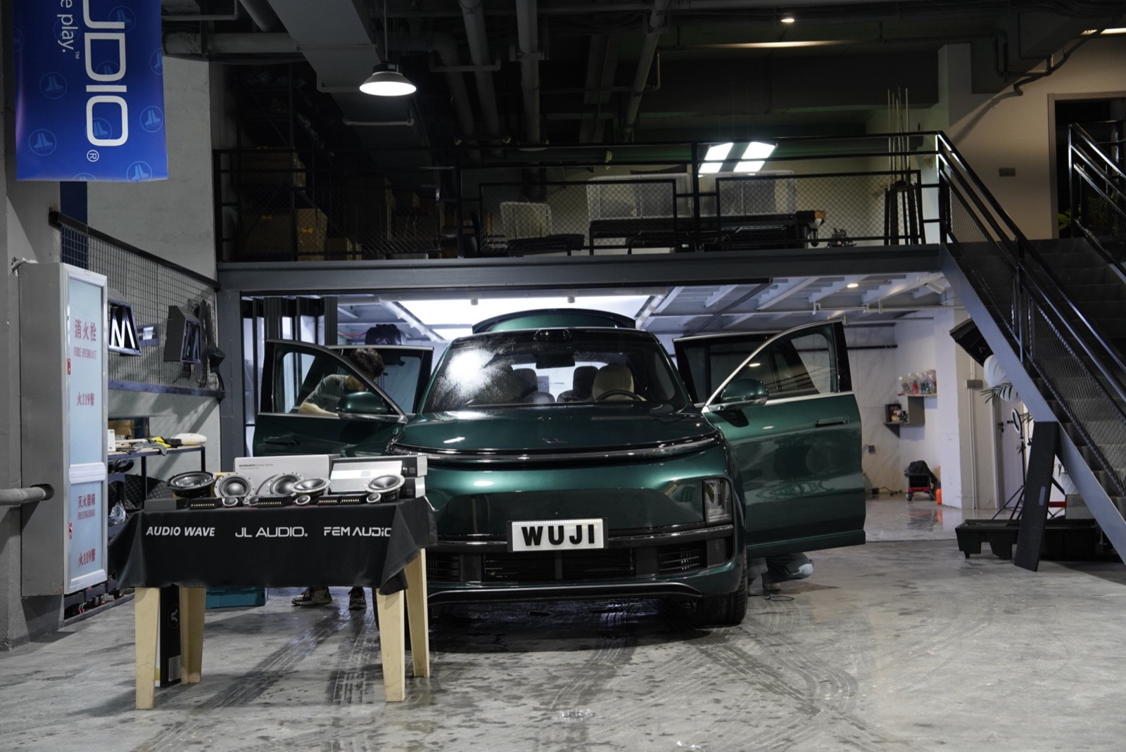 理想L9汽车音响改装-深绿色理想L9车门打开施工中-JL Audio丹拿器材展示