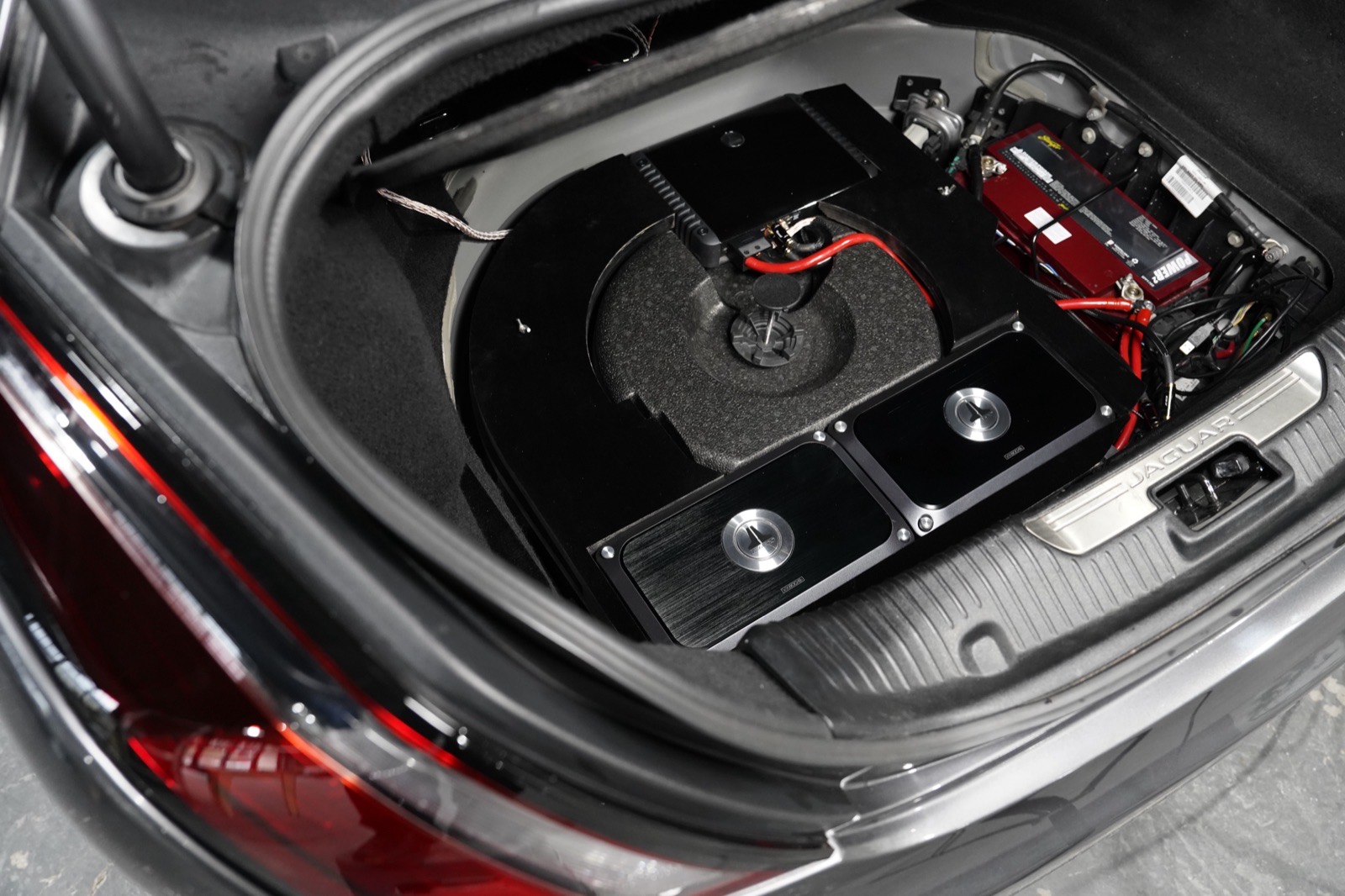 捷豹XJL音响改装-JL Audio VXi双功放隐藏式安装后备箱节省空间