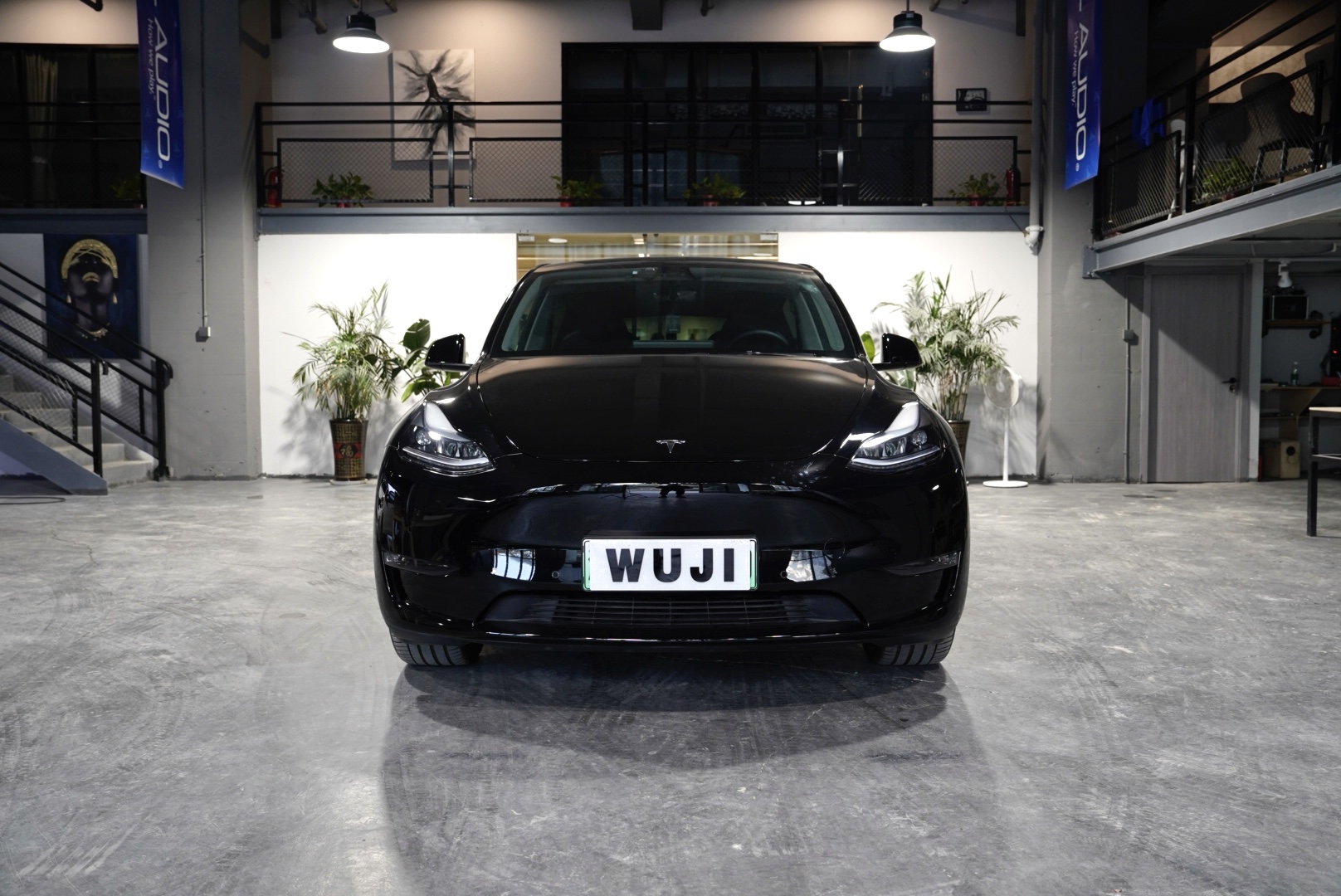 特斯拉Model Y展厅正面照 - 黑色Model Y停在WUJI施工工位