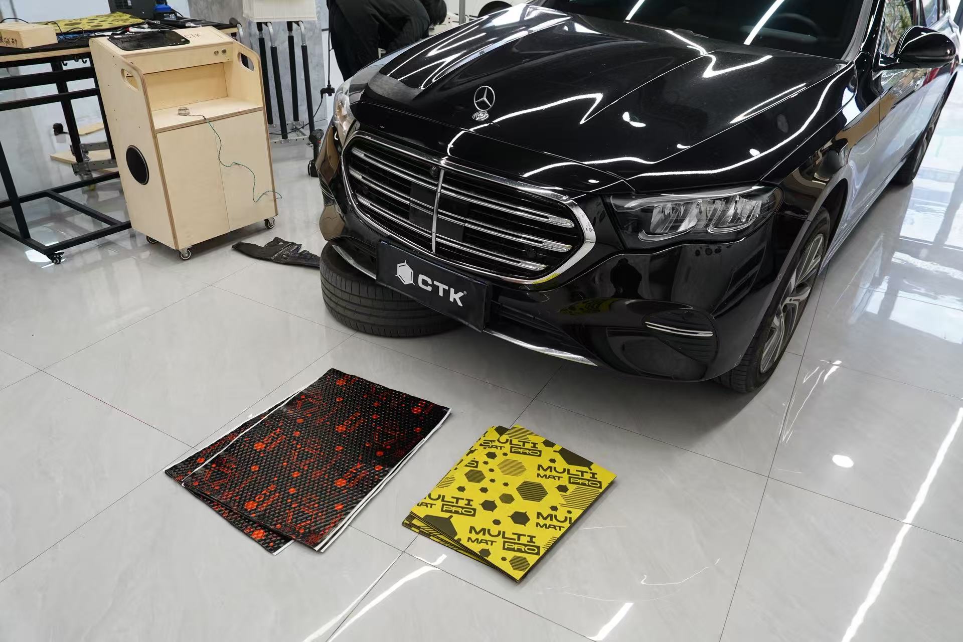 奔驰E300四轮隔音升级 乌克兰CTK隔音材料 义乌WUJI汽车音响