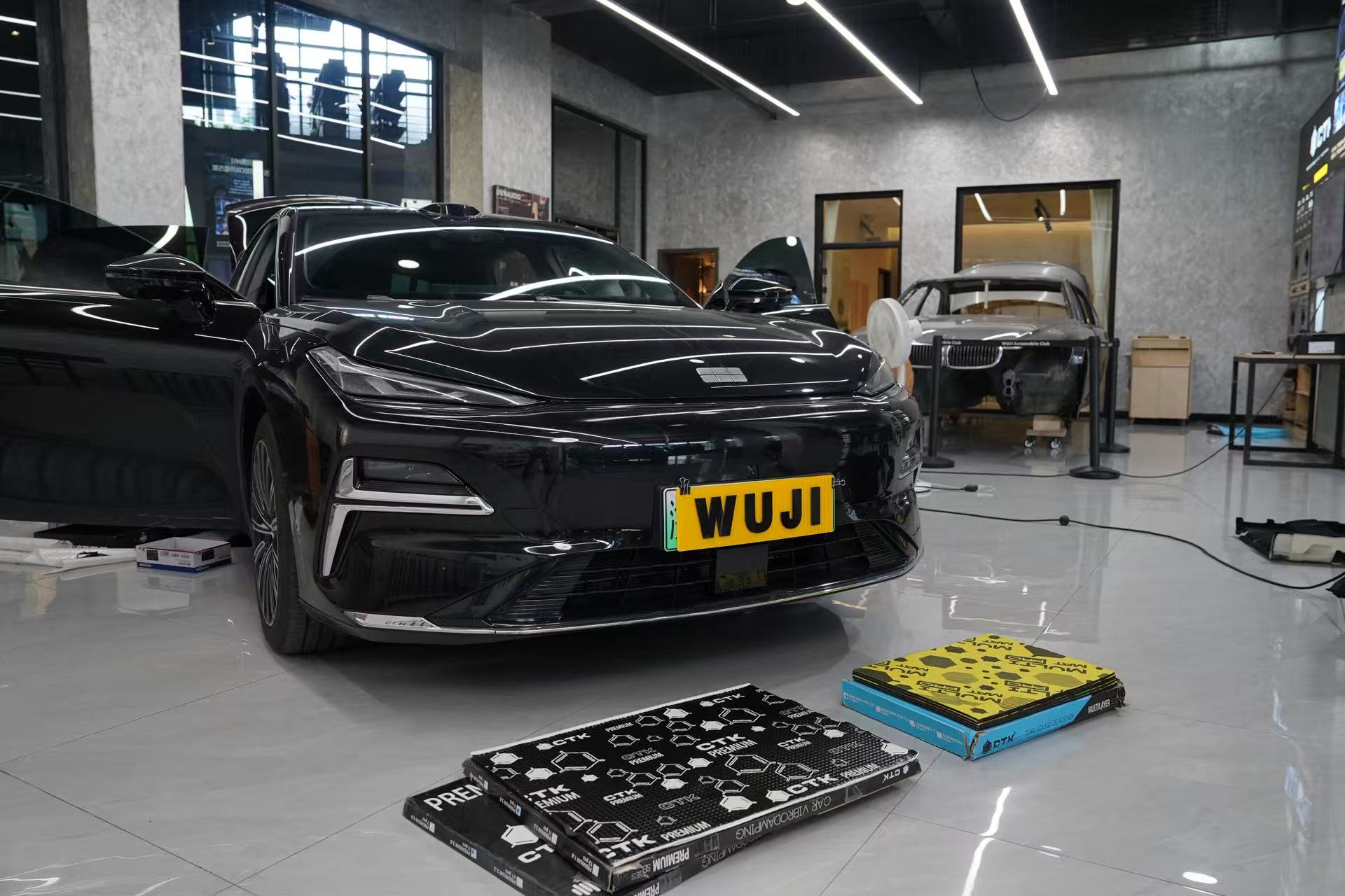吉利星耀8音响改装升级-WUJI门店施工工位实拍-全车门打开施工中-义乌汽车音响改装