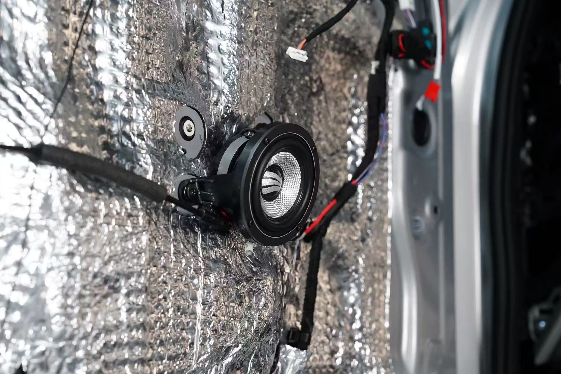 奇瑞iCAR V23车门彩虹Rainbow中音喇叭安装实拍-车门CTK隔音处理-喇叭安装细节