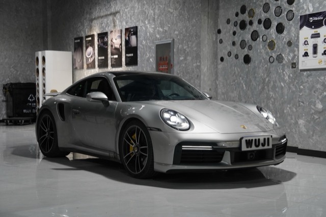 WUJI展厅保时捷911 Turbo S实拍-彩虹Rainbow品牌音响展示墙