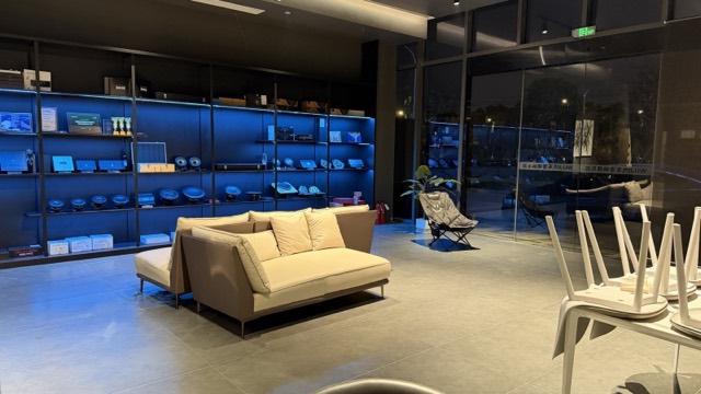 WUJI汽车音响器材展示区-蓝色LED背光展示柜-丹拿捷力魔雷喇叭功放